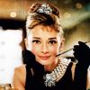 Audrey Hepburn interpretando 'Holly Golightly' no clássico 'Bonequinha de Luxo', bem diva de Hollywood
