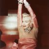 Marilyn Monroe com 'opera gloves' em tecido brilhoso, uma verdadeira diva de Hollywood muito inspiradora.