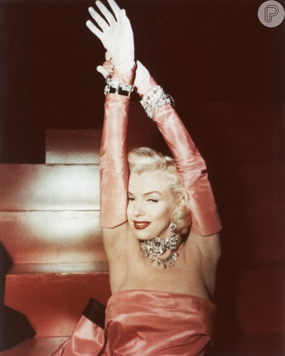 Marilyn Monroe com 'opera gloves' em tecido brilhoso, uma verdadeira diva de Hollywood muito inspiradora.