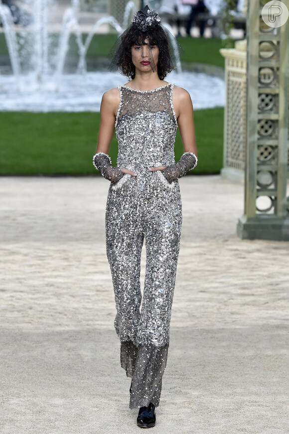 Desfile da Chanel mais uma vez com luvas de tecidos e texturas variadas! Um luxo!