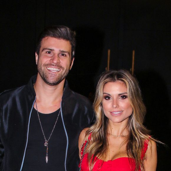 Flávia Viana e o namorado, Marcelo Zangrandi, marcaram presença na festa de aniversário de Fernando Zor em São Paulo nesta segunda-feira, 22 de abril de 2019