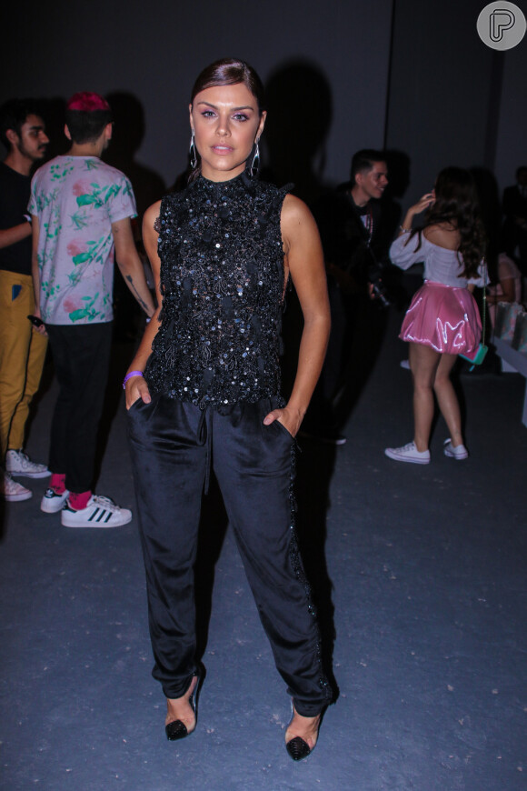 Paloma Bernardi também apostou na calça acetinada e na blusa com bastante bordado e brilho em tons de preto para o desfile de Fabiana Milazzo. Chique e muito versátil
