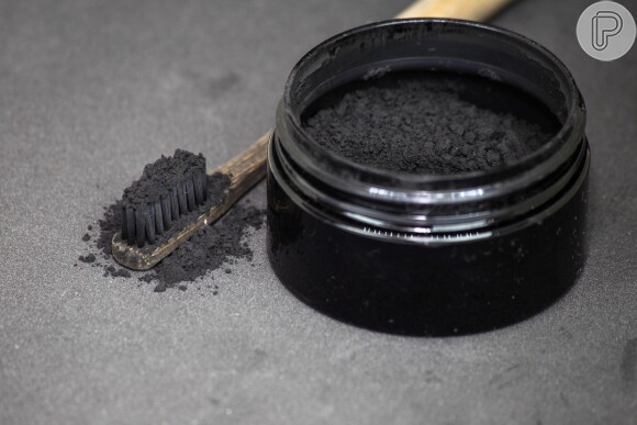Carvão mineral ativado tem sido muito usado no procedimento de clareamento dental em casa