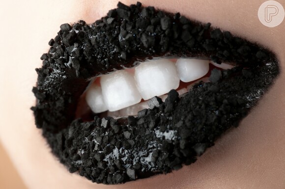 Carvão mineral ativado é usado para clarear os dentes, mas especialistas tiram dúvidas