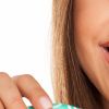 Vários cremes dentais tem a proposta de deixar os dentes mais brancos, mas será que funciona?