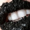 Carvão mineral ativado clareia mesmo os dentes? É saudável? Especialistas tiram dúvidas