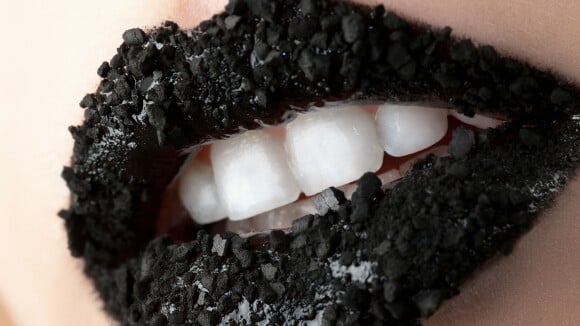 Carvão mineral ativado realmente deixa os dentes mais branquinhos? Saiba mais!