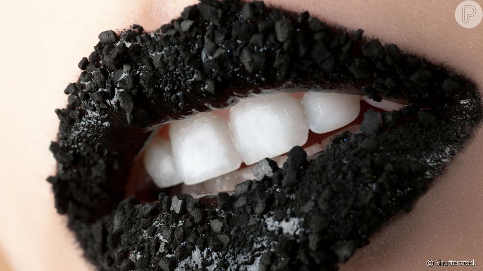 Clareamento dental caseiro com carvao
