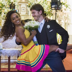 Dandara (Dandara Mariana) terminará o casamento com Quinzinho (Caio Paduan) na novela 'Verão 90'