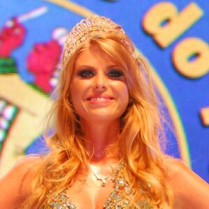 Carol Bittencourt foi rainha de bateria da Unidos do Peruche no carnaval 2011