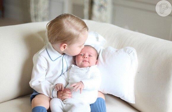 Palácio de Kensington divulgou a primeira foto oficial da princesa Charlotte Elizabeth Diana em junho de 2015, um mês após o nascimento da segunda filha de Kate Middleton e do Príncipe William.