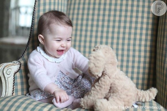 Os fãs consideraram as fotos de Charlotte, divulgadas por Kate Middleton e Príncipe William como um presente de natal antecipado. No clique feito pela mãe, a pequena aparece com o seu bicho de pelúcia favorito.