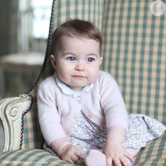 Presente antecipado! Kate Middleton e Príncipe William divulgaram fotos de Charlotte no final de 2015 para agradecer as calorosas mensagens pelo nascimento da menina. As fotos foram tiradas pela Duquesa de Cambridge.
