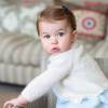 Para comemorar seu primeiro aniversário, Princesa Charlotte posou para as lentes da mãe, Kate Middleton e conquistou corações com sua fofura e seu look em diversos tons de azul.