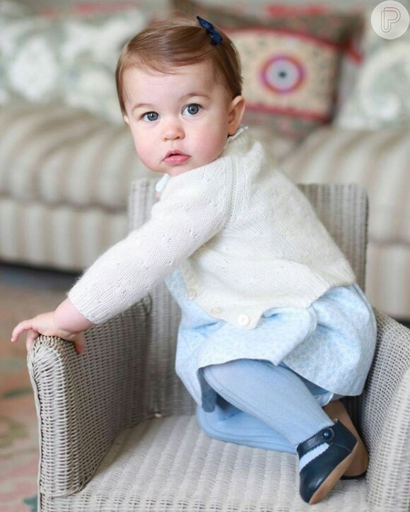 Para comemorar seu primeiro aniversário, Princesa Charlotte posou para as lentes da mãe, Kate Middleton e conquistou corações com sua fofura e seu look em diversos tons de azul.