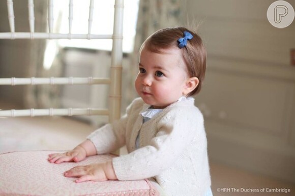 Nas fotos para celebrar seu primeiro aniversáro, Princesa Charlotte  posou para a mãe, Kate Middleton, e mostrou não ter problema com os flashes.