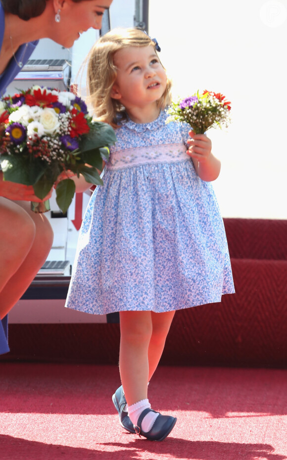 Flores para uma flor! Durante visita para Berlim, em julho de 2017, Princesa Charlotte e Kate Middleton ganharam buquês de flores. O momento de fofura aconteceu quando a filha do Príncipe William sentiu o aroma do presente. Quem aguenta?