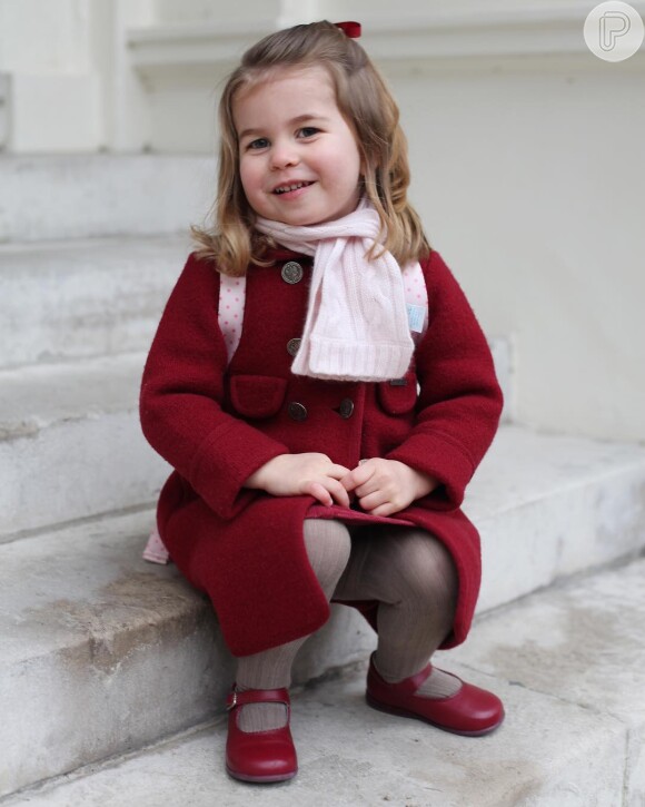 A cara da felicidade. A família real divulgou as fotos de uma animada Pincesa Charlotte pronta para seu primeiro dia de aula, em janeiro de 2018. A menina entrou na Willcocks Nursery School. Os cliques foram feitos nos degraus do palácio de Kensington. 