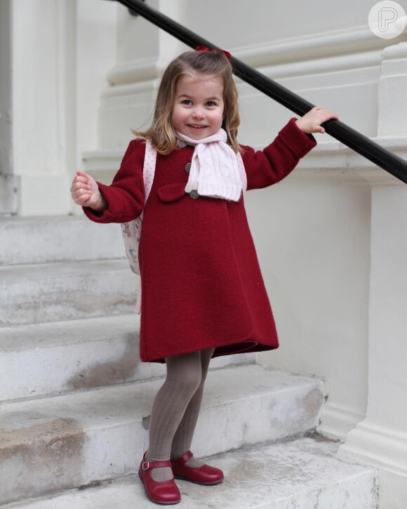 Princesa Charlotte esbanjou estilo de fofura ao posar pronta para o seu primeiro dia de aula, na Willcocks Nursery School, em janeiro de 2018. A menina combinou o casaco, os sapatos e o laço e ainda o cachecol com a mochila. 