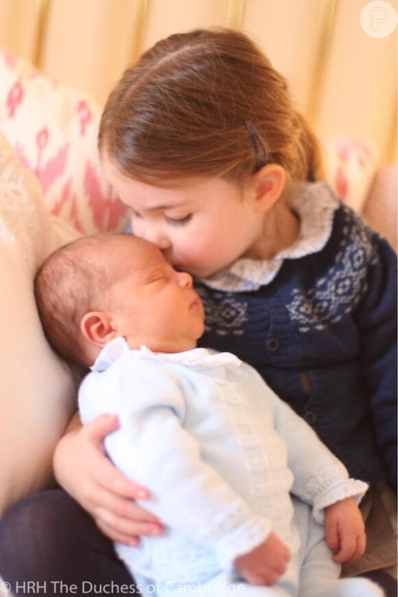 Princesa Charlotte completou 3 anos em maio de 2018. A foto comemorativa de seu aniversário teve um convidado ilustre: Príncipe Louis. A fotografia foi tirada pela própria Duquesa de Cambridge, Kate Middleton. Fofura em dobro!