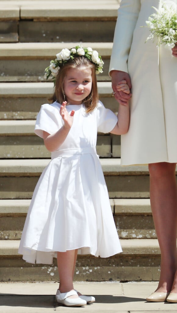 Em maio de 2018, logo que chegou ao casamento de Meghan Markle e Príncipe Harry, Princesa Charlotte roubou a cena. Acompanhada da mãe, Kate Middleton, a menina mostrou todo o carisma e acenou para os súditos e arrancou risos da Duquesa de Cambridge.