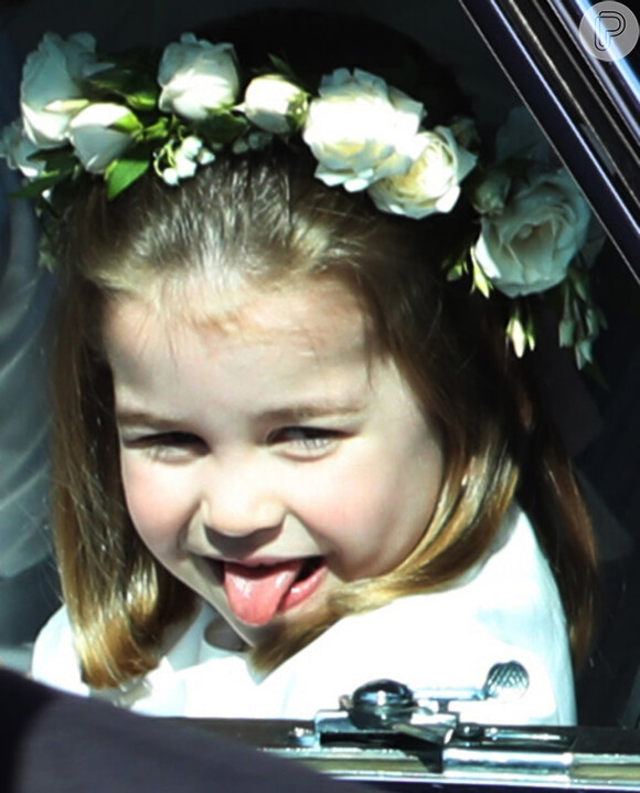 No carro, a princesa Charlotte deu a língua para os fotógrafos no casamento de príncipe Harry e Meghan Markle, no dia 19 de maio de 2018.