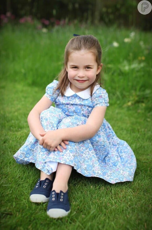 Kate Middleton fotografou a filha, a princesa Charlotte, nos jardins do Palácio de Kensington e na casa da família, em Norfolk