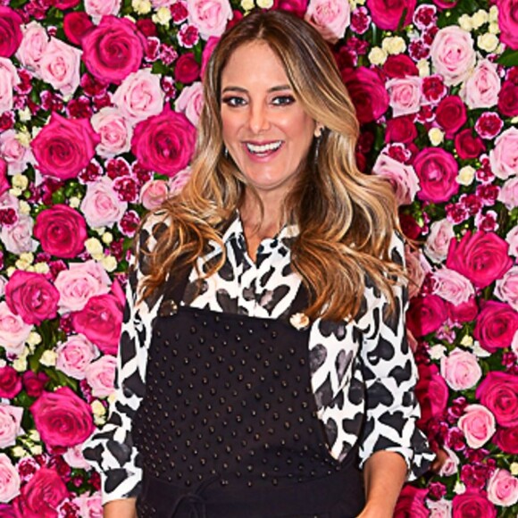 Ticiane Pinheiro exibe barriga de grávida em look com macacão trend