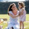 Princesa Charlotte foi vista brincando em parque com a mãe, Kate Middleton