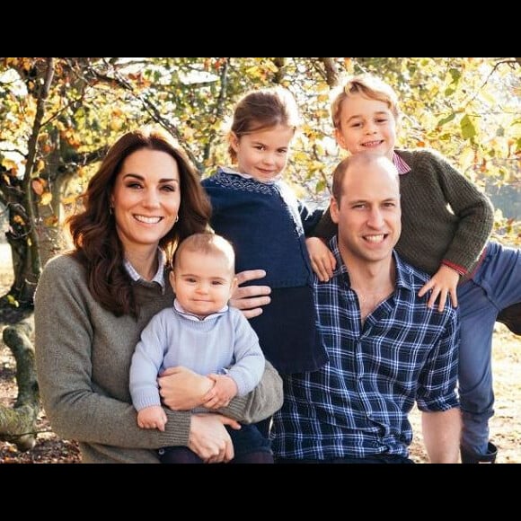 Família real comemorou 4 anos de princesa Charlotte com fotos feitas por Kate Middleton