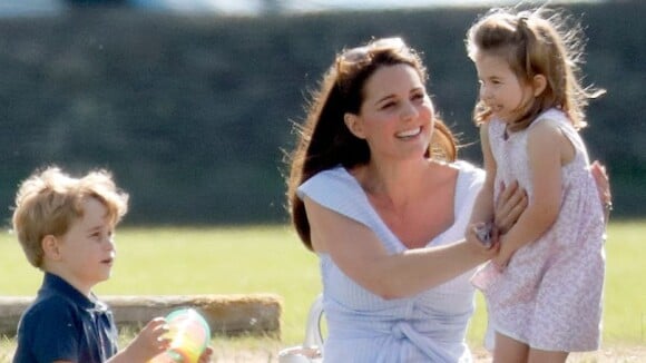 Princesa Charlotte exibe estilo em fotos tiradas pela mãe, Kate Middleton. Veja