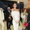 Para o MET Gala 2018, Kendall Jenner, irmã de Kim Kardashian, usou um macacão brando branco do estilista Virgil Abloh.