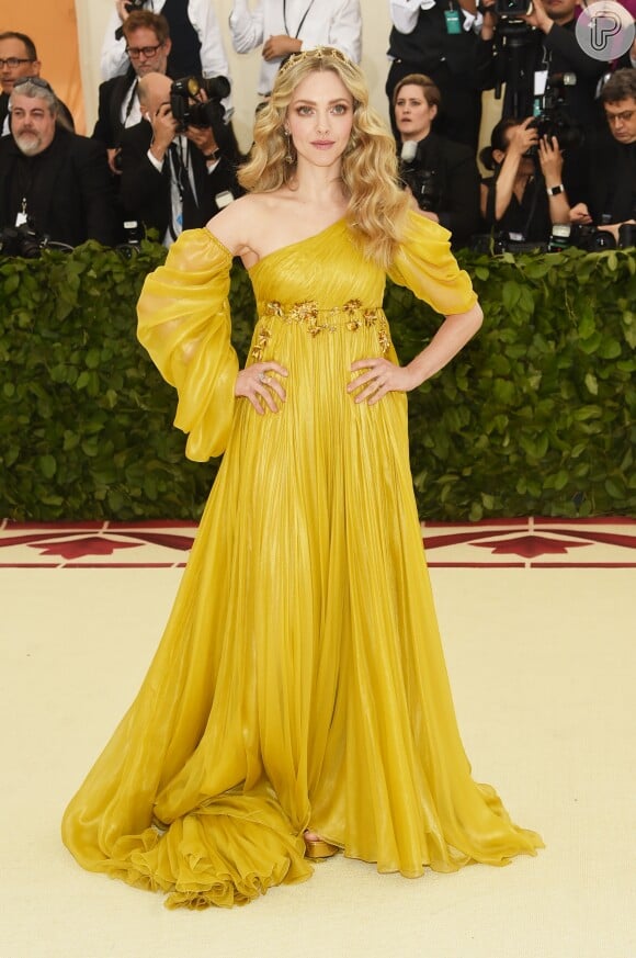 Se o diabo veste Prada, Amanda Seyfried também usa. A atriz escolheu vestido amarelo da grife italiana para o MET Gala 2018.