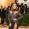 Jennifer Lopez usou Balmain no MET Gala 2018. O vestido com uma cruz bordada e cauda de plumas foi doado para a grife e por ela leiloada para arrecadar fundos em prol de uma instituição que luta para combater a AIDS em toda África.
