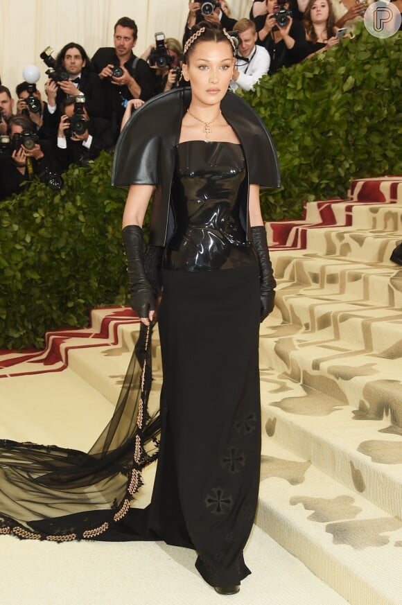 Bella Hadid não economizou esforços para o MET Gala 2018. A modelo usou look criado por Bella Chrome Hearts, que tinh até um corset de latex. A namorada de The Weeknd ainda teve 4kg de véu costurados em sua cabeça.