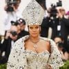 Inspirada no Papa, a papisa Rihanna se inspirou usou look Maison Margiela Artisanal por John Galliano para o MET Gala 2018. Já esse básico colar, é da Cartier e foi criado APENAS em 1934. 