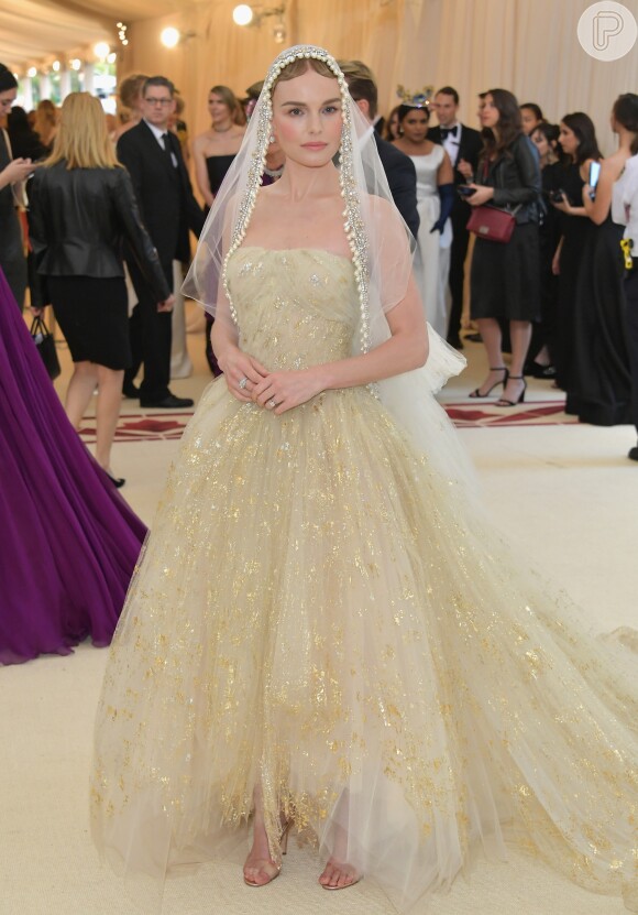 No MET Gala 2018, a atriz Kate Bosworth usou look inspirado no usado em seu casamento. O vestido e o véu foram criações da grife Oscar de la Renta, mesma marca que desenhou seu vestido de casamento. 