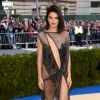Kendall Jenner, irmã de Kim Kardashian apostou na sensualidade para o MET Gala 2017. A modelo usou vestido decotado, com glitter e muita transparência da La Perla, grife de qual era garota propaganda.