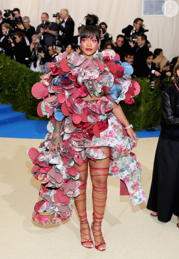 Rihanna usou look Comme Des Garçons, grife homenageada, no MET Gala 2017. A cantora revelou que apesar do visual excêntrico da roupa, ela teve dificuldades para calçar as sandálias, processo que levou uma hora.