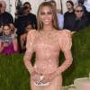 O tema do MET Gala 2016 foi 'Mão x máquina: a moda na era da tecnologia'. Beyoncé escolheu look que dividiu opinião dos fãs. A cantora usou vestido de látex da Givenchy nude e com aplicações de pedraria.  