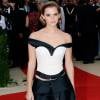 Para o MET Gala 2016, Emma Watson usou llok Calvin Klein. A roupa da atriz era toda feita de garrafas de plástico recicladas.