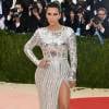 Kim Kardashiancaprichou no look para o MET Gala 2016. A empresário usou vestido metalizado Balmain, com uma fenda generosa, e até descoloriu as sobrancelhas para o evento.