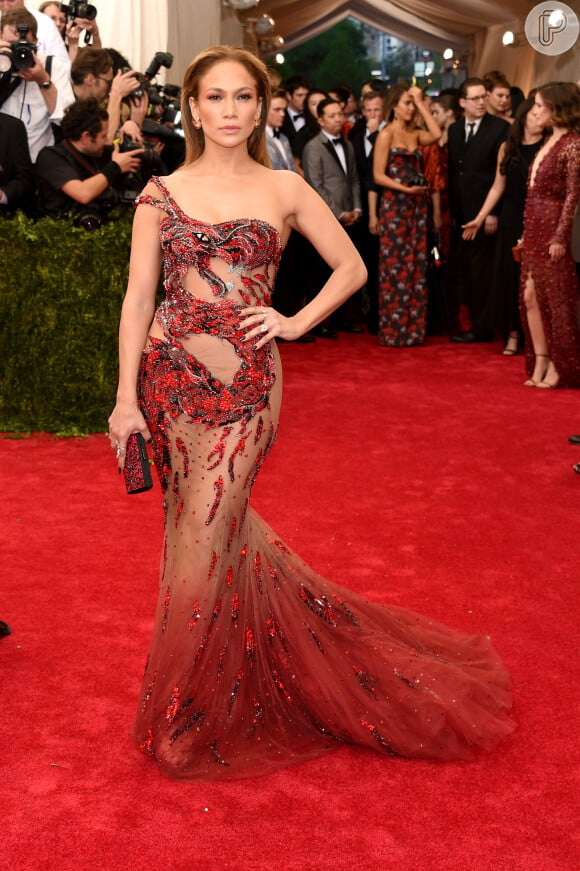 O tema do MET Gala 2015 'China: Through the Looking Glass'. O tapete vermelho ficou repleto de look inspirados no país asiático. Jennifer Lopez, sempre sensual, apostou em vestido bordado com um dragão da Versace.