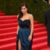 No MET Gala 2015, Kim Kardashian escolheu um vestido azul escuro tomara que caia da Lanvin.