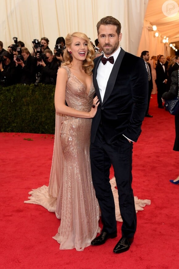Blake Lively apareceu assim, uma visão, com o seu vestido feito sob medida, da Gucci. Ela posou ao lado do marido, Ryan Reynolds, que também apostou na grife para o MET Gala 2014.