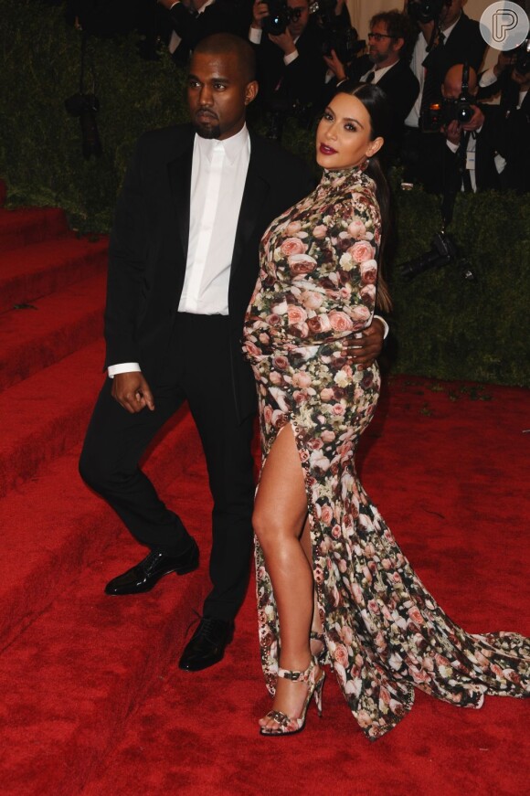 O look gala de gravidez escolhido por Kim Kardashian para o MET Gala 2013 não agradou muito. A empresária usou um vestido e sandálias estampadas da Givenchy.
