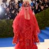 Katy Perry assustou o público com o look usado no MET Gala de 2017. A cantora escolheu produção performática da Maison Margiela 'Artisanal', desenhada pelo britânico John Galliano.