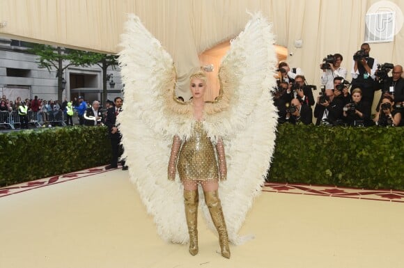 Katy Perry se sentiu celestial durante o MET Gala 2018. A cantora estava um verdadeira anjo com look da Versace, que contou até com asas, para a festa.