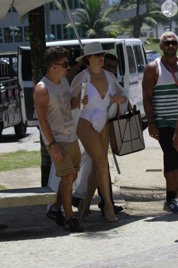 Claudia Raia chega à praia de chapéu e maiô para gravar cenas de 'Salve Jorge'