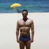 Rodrigo Lombardi grava 'Salve Jorge' de sunga em praia do Rio de Janeiro